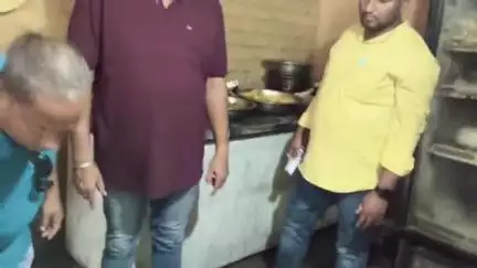 ଭଦ୍ରକ ଗ୍ରାମାଞ୍ଚଳ: ସହର ବାଇପାସ ଠାରୁ ଚରମ୍ପା ପର୍ଯ୍ୟନ୍ତ ବିଭିନ୍ନ ହୋଟେଲରେ ଖାଦ୍ୟ ଯାଞ୍ଚ ପରେ ଚଢ଼ାଉ ଓ ଜୋରିମାନା ଆଦାୟ