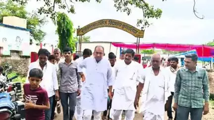 जीरापुर: ग्राम कुंडलिया में आयोजित सामाजिक कार्यक्रम में पूर्व मंत्री प्रियव्रत सिंह और जिला पंचायत सदस्य यशवंत सिंह हुए शामिल