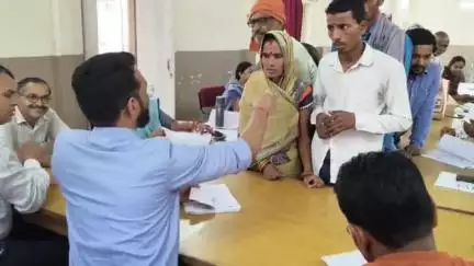 बीना: तहसील सभागार में जनसुनवाई का हुआ आयोजन, बड़ी संख्या में आवेदन लेकर पहुंचे लोग