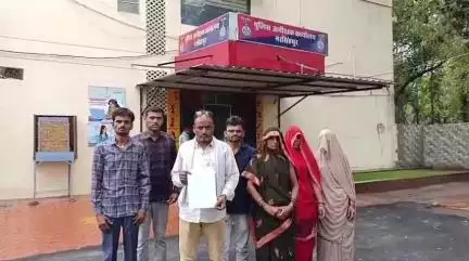 नरसिंहपुर: चोरी के मामले में पीड़ित परिवार ने SP ऑफिस पहुंचकर ASP को दिया आवेदन, कहा- पुलिस नहीं कर रही कार्रवाई