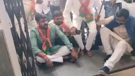 बूरमू: सरकार की नीतियों से नाराज भाजपा ने बुढ़मू प्रखंड मुख्यालय में किया आक्रोश प्रदर्शन