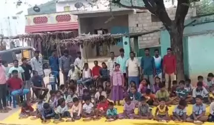 కుప్పం: యనమలమంద గ్రామంలో జడ్పీ పాఠశాలను ఏర్పాటు చేయాలని విద్యార్థులు, వారి తల్లిదండ్రులు నిరసన