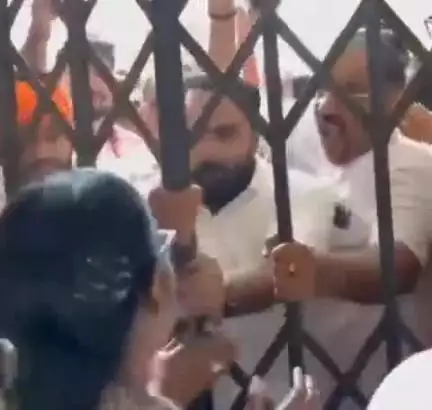 चास: भाजपा नेताओं और कार्यकर्ताओं ने प्रदर्शन के दौरान प्रखंड कार्यालय के गेट को तोड़ा