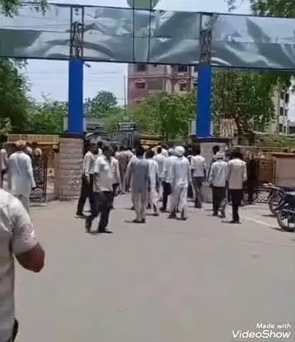 जालौर: जिले में रेप के आरोपी की 6 दिन बाद भी नहीं हुई गिरफ्तारी, 12 गांवों के लोगों ने कलेक्ट्रेट पर किया प्रदर्शन