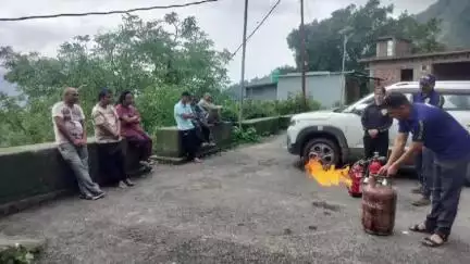 चमोली: प्रभारी अग्निशमन अधिकारी गोपेश्वर ने रोली ग्वाड और घिंघराण में चलाया आग जागरूकता अभियान, ग्रामीणों को किया जागरूक