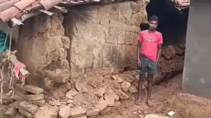 तोरपा: रायसिमला सेमर टोली में बारिश के बाद गिरा कच्चा खपरैल मकान