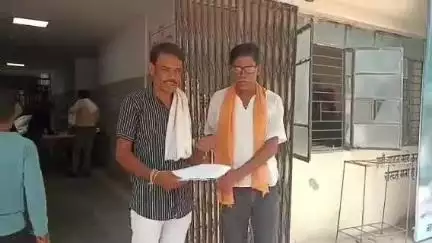 नरसिंहपुर: दिलहरी निवासी किसान ने कलेक्ट्रेट में आयोजित जनसुनवाई में दिया आवेदन, कहा- निजी ज़मीन से जबरन रोड निकाल रहा है ठेकेदार