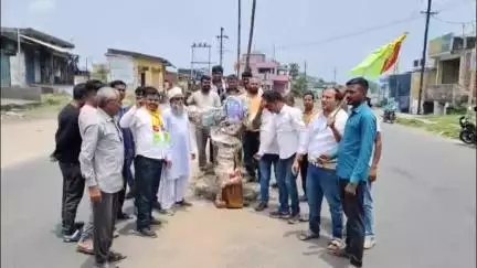 रामगढ़: चैनगढ़ा में झारखंड लोकतांत्रिक क्रांतिकारी मोर्चा ने मांडू विधायक का जलाया पुतला
