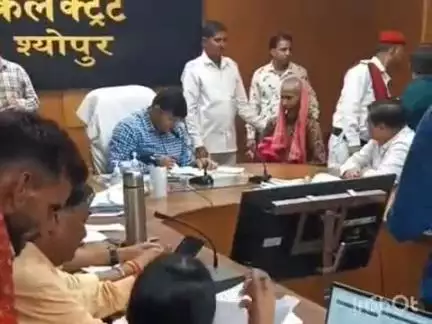 श्योपुर: कलेक्टर कार्यालय में आयोजित जनसुनवाई में 171 आवेदन हुए प्राप्त, कलेक्टर अर्पित वर्मा ने सुनीं समस्याएँ