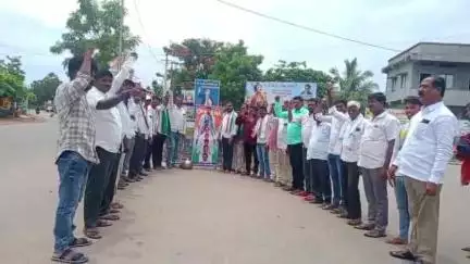 ఇల్లందకుంట: మండల కాంగ్రెస్ అధ్యక్షుడు పెద్ది కుమార్ ఆధ్వర్యంలో మండల కేంద్రంలో రైతు భరోసా సంబరాలు నిర్వహణ