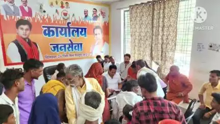 पिछोर: पिछोर नगर के जनसेवा कार्यालय में विधायक प्रीतम लोधी ने लोगों की सुनीं समस्याएँ