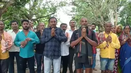 ଧରାକୋଟ: ଖାରିଗୁମାରେ ଦୁଇ ଦଳିତଙ୍କୁ ଗାଁ ଦାଣ୍ଡରେ ଆଣ୍ଠେଇବା ଘଟଣାରେ ନ୍ୟାୟ ପାଇଁ ଏକାଠି ହେଲା ଦଳିତ ସମାଜ, ପ୍ରଶାସନ ଦେଲା ସହାୟତା