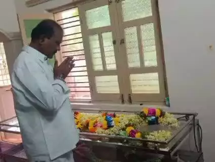 గుండుమల మాజీ సర్పంచ్ వెంకట కృష్ణయ్య మృతి, నివాళులర్పించిన మాజీ ఎమ్మెల్సీ గుండుమల తిప్పేస్వామి