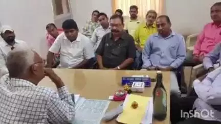 ଅତାବିରା: ନିୟନ୍ତ୍ରିତ ବଜାର କମିଟି କାର୍ଯ୍ୟାଳୟରେ ଧାନ ବିକ୍ରି ସମସ୍ୟାର ସମାଧାନ ପାଇଁ ମାର୍କେଟ ସମ୍ପାଦକଙ୍କ ସହ ଆଲୋଚନା କଲେ ବିଜେପି କାର୍ଯ୍ୟକର୍ତ୍ତା