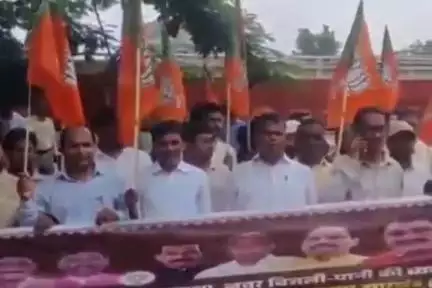 ओरमांझी: अंचल कार्यालय में जन समस्याओं को लेकर बीजेपी ने किया प्रदर्शन, बड़ी संख्या में नेता और कार्यकर्ता रहे मौजूद