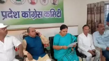 कांके: कांग्रेस भवन में जनता दरबार आयोजित, ग्रामीण विकास मंत्री ने सुनी लोगों की समस्याएं