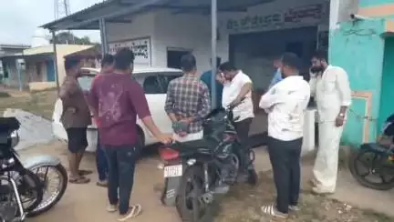 ಮಳವಳ್ಳಿ: ದಳವಾಯಿ ಕೋಡಿಹಳ್ಳಿ ಗ್ರಾಮದಲ್ಲಿ ಅಂಗಡಿ ಮುಂದೆ ನಿಲ್ಲಿಸಿದ್ದ ಕಾರಿನ ಚಕ್ರಗಳ ಕಳವು