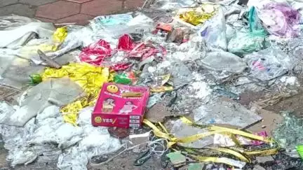 शाढ़ौरा: नगर में चौथे दिन भी जारी रही सफाईकर्मियों की हड़ताल, शहर में जगह-जगह गंदगी का दिखा अंबार