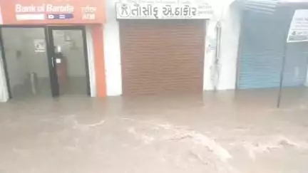 તિલકવાડા: ધોધમાર વરસાદ પડતા તિલકવાડા ચાર રસ્તા વિસ્તારમાં આવેલી નમસ્કાર સોસાયટીના મકાનોમાં વરસાદી પાણી ભરાયા