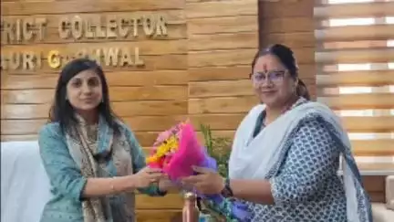 पौड़ी: श्रीनगर की मेयर आरती भंडारी ने जिलाधिकारी स्वाति भदौरिया का किया स्वागत, विभिन्न विषयों पर की चर्चा