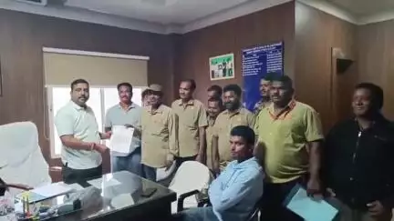 କୋରାପୁଟ ସହର: ଦାବି ପୂରଣ ନ ହେଲେ ଆସନ୍ତା ମାସ ୮ରୁ ଷ୍ଟିଅରିଂ ଛାଡ଼ିବ ଡ୍ରାଇଭର ମହାସଂଘ, ମ୍ୟୁନିସିପାଲିଟି ସହ ବିଭିନ୍ନ କାର୍ଯ୍ୟାଳୟରେ ଦାବିପତ୍ର ପ୍ରଦାନ