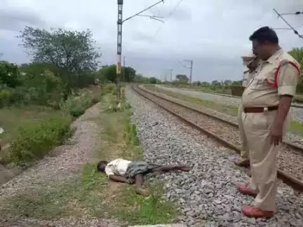 జిల్లాలోని తాటిచెర్ల-గార్లదిన్నె రైల్వే స్టేషన్ల పరిధిలో రైలు ఢీకొని గుర్తుతెలియని వ్యక్తి మృతి