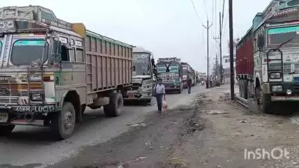 हाजीपुर: हाजीपुर-पटना मुख्य मार्ग पर पासवान चौक से पुलिस कैंप तक लगा जाम, यात्रियों को हुई परेशानी