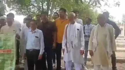 नरसिंहपुर: डीएपी खाद की अनुपलब्धता को लेकर किसानों ने कलेक्टर कार्यालय में किया प्रदर्शन, डिप्टी कलेक्टर को दिया ज्ञापन