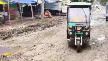 লক্ষীপুৰ: লক্ষীপুৰ খলিচাভিটা সংযোগী পথৰ দুৰৱস্থাই জ্বলা-কলা খুৱাইছে  সহস্ৰাধিক ৰাইজক,ৰাস্তাত সৃষ্টি হৈছে প্ৰকাণ্ড গাঁত #jansamasya