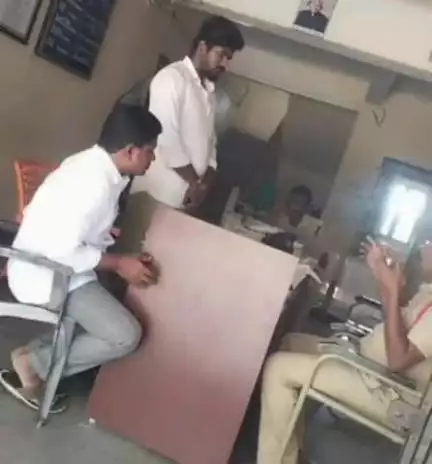 కళ్యాణదుర్గం: బ్రహ్మసముద్రం మండలానికి చెందిన ఇద్దరు వైసీపీ సోషల్ మీడియా కార్యకర్తలను అదుపులోకి తీసుకున్న పోలీసులు