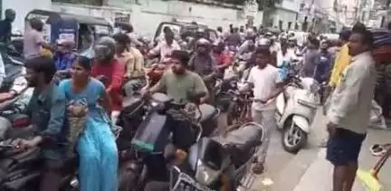 మేడ్చల్: ఇరుకు రోడ్డు,  కొంత భాగం దెబ్బతిని ఇబ్బందికరంగా మారిన మల్లంపేట్ రోడ్డు, బాగు చేయాలని కోరిన స్థానికులు #localissue