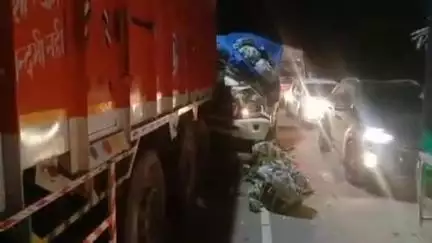 स्वारघाट: फोरलेन पर समलेटू के पास तेज रफ्तार पिकअप ट्रक के पीछे टकराई, चालक की मौके पर हुई मौत