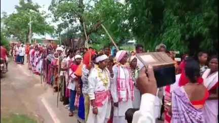 पेशरार: चरहू की महिलाओं ने सामाजिक जागरूकता के लिए लाठी-डंडे लेकर निकाली जनी शिकार रैली