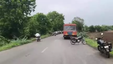 रावेर: फैजपुर ते भुसावळ रस्त्यावर आमोदा गावाजवळ बस आणि कारचा अपघात बसमधील प्रवासी कार चालक किरकोळ जखमी