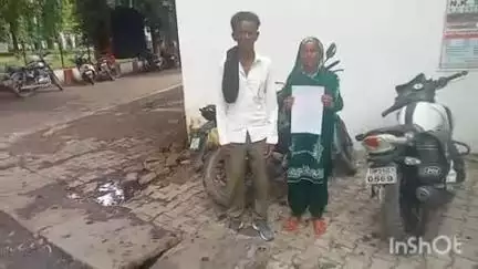 पलिया: छब्बापुरवा गांव की पीड़िता ने पंचायत सेक्रेटरी व पंचायत मित्र पर आवास के नाम पर रिश्वत मांगने का लगाया आरोप