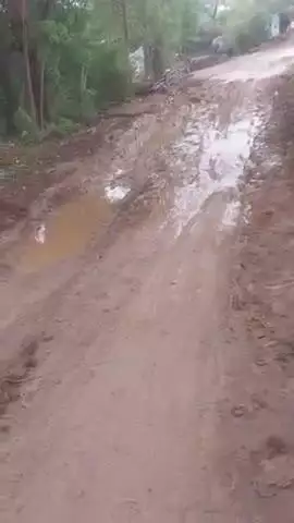 ग्राम टेकापार से गंगई की और जाने वाली सड़क पर माटी का  ढेर होने पर बर्षात मे लोगो को निकालने मे काफी समस्या बनी हुई है