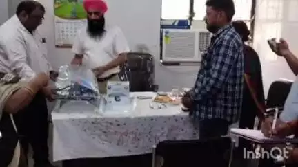 सादाबाद: सहपऊ के सामुदायिक स्वास्थ्य केंद्र का सीएमओ ने किया औचक निरीक्षण, कर्मियों को दूर करने के लिए दिए सख्त निर्देश
