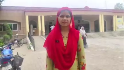 अमरोहा: गांव पपसरा बंगर में दबंगों ने महिला की जमीन पर किया कब्जा, जिलाधिकारी से की शिकायत, पुलिस पर लगाया आरोप