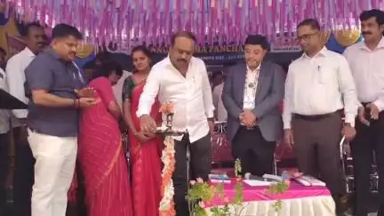ಮದ್ದೂರು: ಅಣ್ಣೂರು ಗ್ರಾಮದಲ್ಲಿ ಆಯೋಜಿಸಿದ್ದ `ಇಂಡಿಯಾ ಬುಕ್ ಆಫ್ ರೆಕಾಡ್ಸ್ 'ನ ಪ್ರಮಾಣ ಪತ್ರ ಪ್ರಧಾನ ಸಮಾರಂಭ ಉದ್ಘಾಟಿಸಿದ ಶಾಸಕ ಕೆಎಂ ಉದಯ್ ಬರಬೇಕು