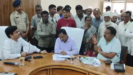 बुरहानपुर नगर: जिला पंचायत कार्यालय में आयोजित जनसुनवाई में पूर्व विधायक के नेतृत्व में पहुंचे ठेला संचालक, बताई अपनी समस्या