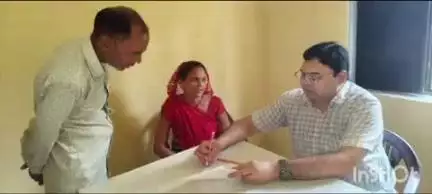 गोला गोकरणनाथ: गोला नगर के डॉक्टर कौशल वर्मा ने अलीगंज में लगाया निःशुल्क स्वास्थ्य कैम्प