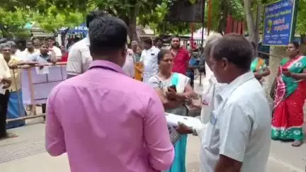 ஆத்தூர்: ஆத்தூர் புதிய பேருந்து நிலையம் கடைகளுக்கான ஏலம் ..திமுக கவுன்சிலர்கள் மற்றும் அவர்களின் கணவர்கள் மிரட்டுவதாக வியாபாரிகள் பரபரப்பு குற்றச்சாட்டு