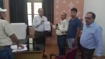 आंवला: आंवला में भारत मुक्ति मोर्चा ने तहसीलदार को राज्यपाल के नाम ज्ञापन सौंपा