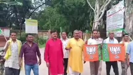 बुंडू: भ्रष्टाचार और झारखंड सरकार की नीति के खिलाफ बुंडू प्रखंड कार्यालय के सामने भाजपा का आक्रोश मार्च