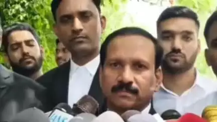 कायद्याच्या तरतुदीची पूर्तता नसल्याने कराडवर मकोका लागू शकत नाही, वकील यादव यांनी माध्यमांसमोर बोलताना व्यक्त केले