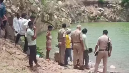 राठ: टूंका गांव के पास गहरे तालाब नुमा गड्ढे में डूबे 45 वर्षीय ग्रामीण का रेस्क्यू ऑपरेशन जारी, पुलिस और फायर टीम मौके पर