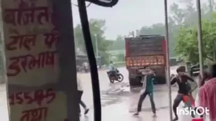 जमुई: प्लस टू MCV स्कूल गिद्धौऱ के पास मारपीट के दौरान हथियार लहराते युवक का वीडियो आया सामने, पुलिस जांच में जुटी