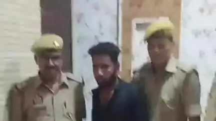 एटा: कोत. देहात पुलिस ने फायरिंग कर जानलेवा हमले के फरार आरोपी को तमंचा और बाइक सहित जाबडा नहर के पास किया गिरफ्तार