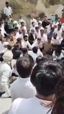 मेरठ से बड़ी खबर....
कोर्ट में सरेन्डर कर रहे आरोपी की पिटाई, पीड़ित पक्ष के दर्जन भर लोगो ने आरोपी पीटा! वकीलों के घेरे