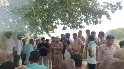 बस्ती: नगर पंचायत गायघाट में संदिग्ध परिस्थितियों में पेड़ से रस्सी के सहारे लटकता मिला शव, पुलिस जांच पड़ताल में जुटी